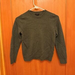 Quince 100% Mongolian Cashmere Fitted Sweater in Sold Out Moss Color Size S